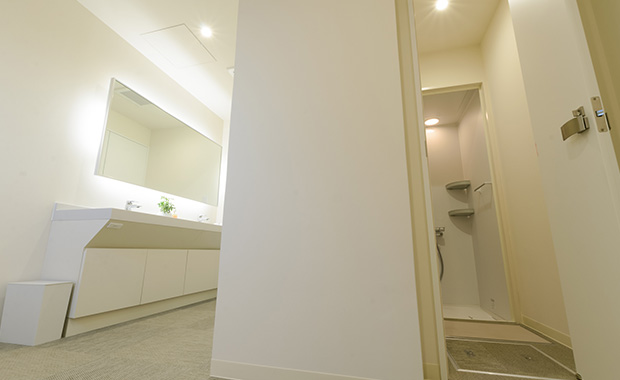 1階には男女別のシャワー、洗面台付きの更衣室を完備（※写真は2階の更衣室です）